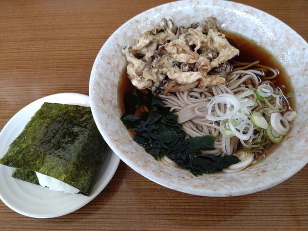 「かけそば＋しめじ天（９０円）＝３９０円　※」@たまもの写真