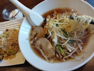 「ラーメンセット 醤油ラーメン＋半炒飯(830)」@龍上海の写真