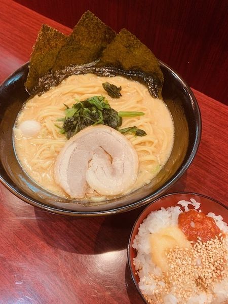 「醤油ラーメン 790円　大盛無料・ライス無料」@横浜家系ラーメン 赤家 新井薬師前店の写真