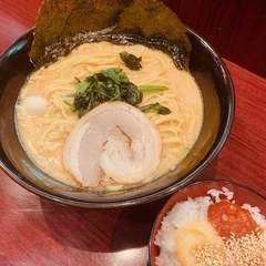 横浜家系ラーメン 赤家 新井薬師前店の画像