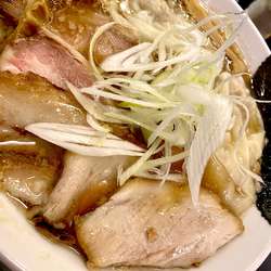 焼豚雲呑背脂煮干しラーメン