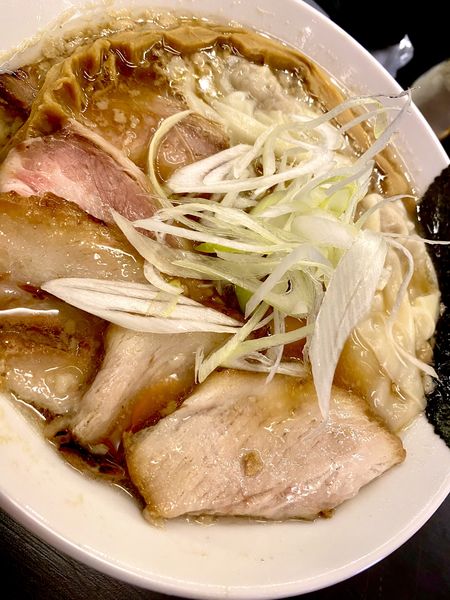 「焼豚雲呑背脂煮干しラーメン」@逢坂製麺の写真