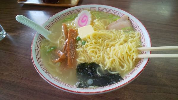 「塩バターラーメン七五○ゑ〜ん」@多万里食堂の写真