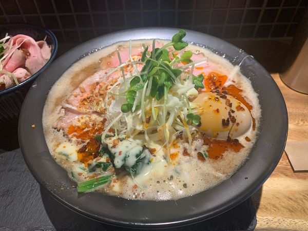 「「RAMEN KUROスペシャル ¥1,300」「ポークユッケ丼」@Zweiter Lädenの写真