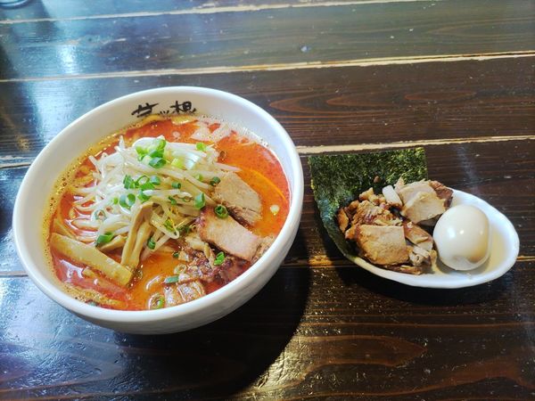 「辛味噌らーめん(特製)」@麺屋 茅根の写真