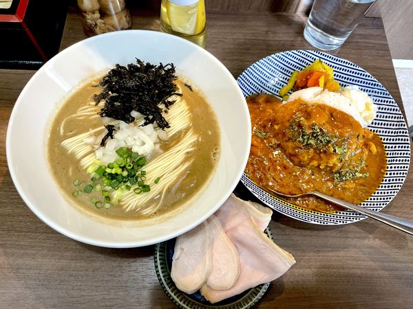 「濃厚煮干ソバ￥1000＋スパイスカレー(チキン)￥550」@Noodle&Spice curry 今日の1番の写真