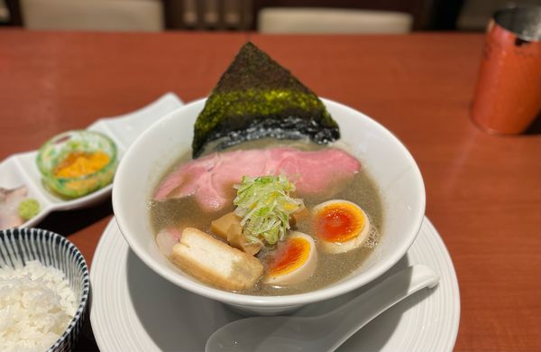 「濃醇煮干し蕎麦（味玉入り）¥950」@酒肴場 屯の写真