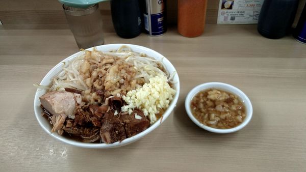 「ラーメン(豚2枚)にんにく、あぶら950円」@ラーメン荘 歴史を刻め 世田谷店の写真