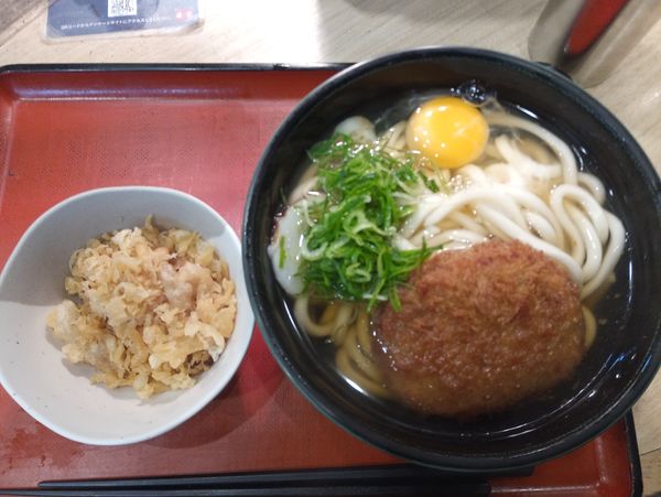 「コロッケうどん400円(クーポンで生たまご80円が無料)」@麺家 新大阪上り店の写真