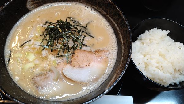 「努豚骨、替玉、サービス小白飯」@本格博多豚骨ラーメン豚野郎の写真