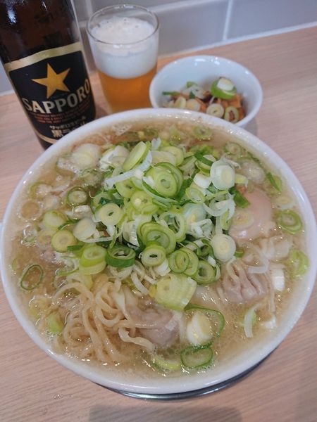 「ビール (小瓶)＋ワンタンメン (塩) 麺少なめ＋ネギ＋味付玉子」@桜上水 船越の写真