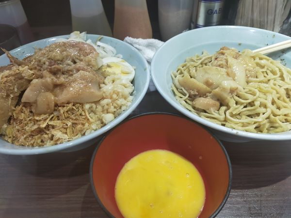 「汁なし・大盛600・生卵（野菜少な目・にんにく）」@ラーメン富士丸  西早稲田店の写真