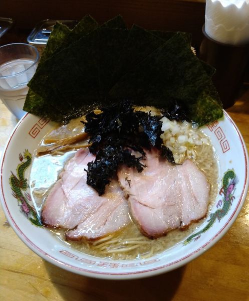 「豚骨煮干し（大盛り）+のり」@なるめんの写真