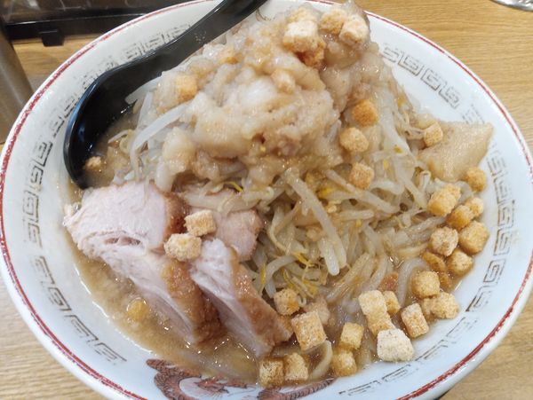 「小ラーメン850円ニンニクマシマシアブラアレ」@豚山 南船場店の写真