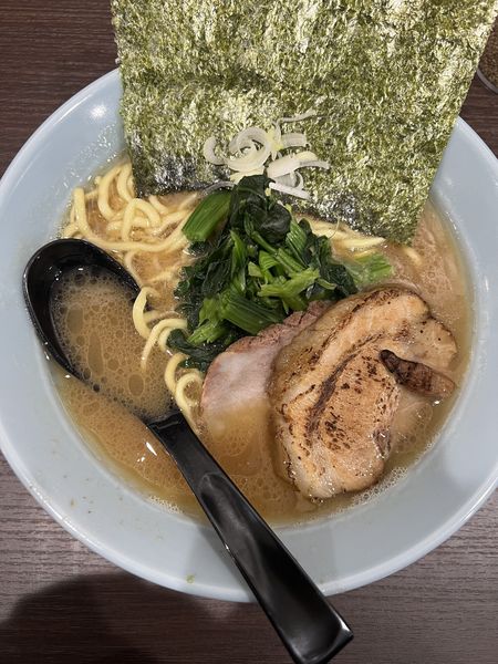 「らーめん850円+炙り豚150円+ライス100円」@横浜家系らーめん 侍 上野店の写真