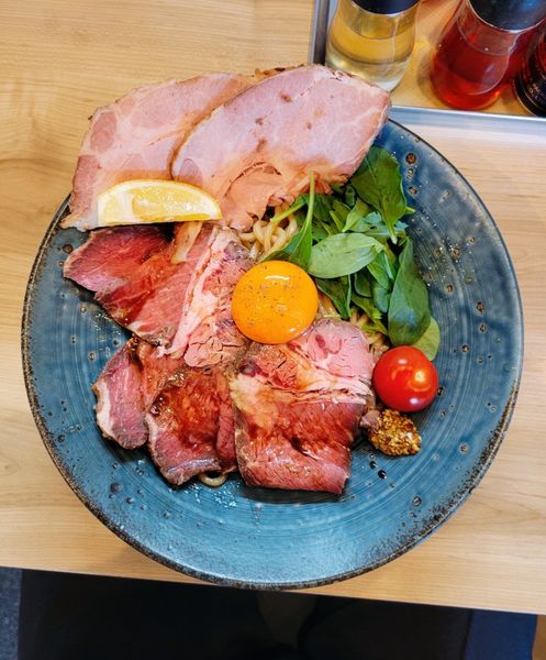 「[5周年限定]ローストビーフ油そば + 吊し焼きチャーシュー増」@麺堂イズムの写真