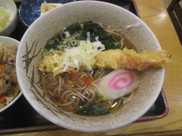 「えび天そばと炊き込みご飯セット 750円」@味どころ えちごの写真