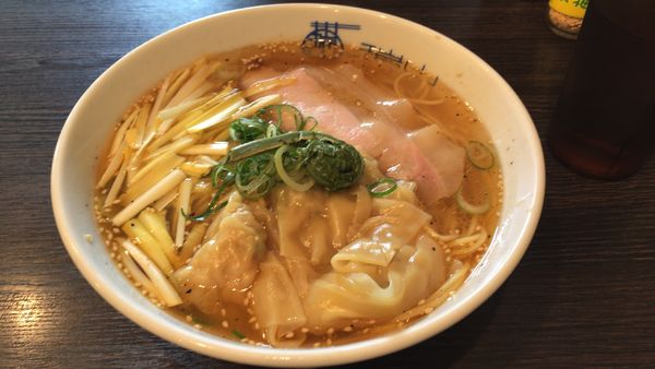 「黄ニラと海老ワンタン香油しおラーメン1050円大盛100円」@中華蕎麦 瑞山（ZUIZAN）の写真
