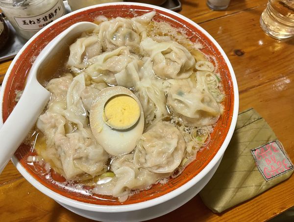 「粗びき肉汁雲呑麺（醤油）＋揚げワンタン」@広州市場 大塚店の写真