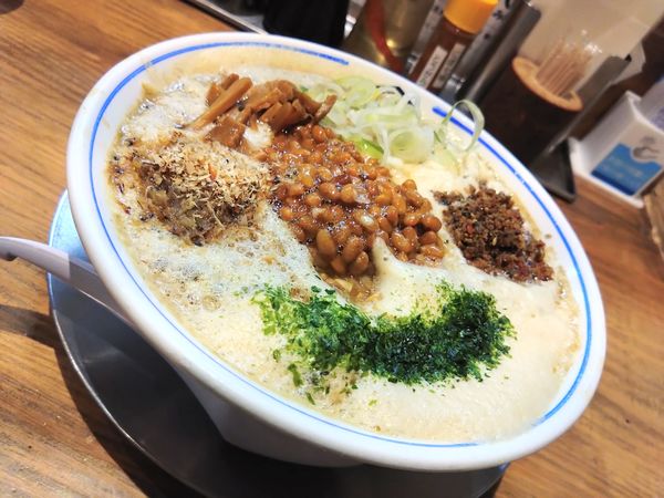 「限定 禁断の納豆そば マジェスティックawa 900円」@中華そば ひらこ屋 㐂ぼしの写真