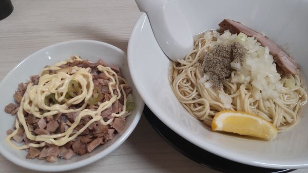 「油そば500円　豚めし（麺とセットで150円）」@寺カフェ 中華そば水加美の写真