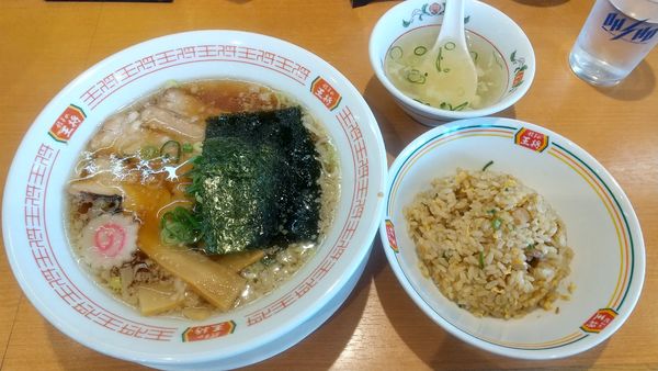 「忘れられない中華そば748円、炒飯（ジャストサイズ）300円」@餃子の王将 鳥取安長店の写真