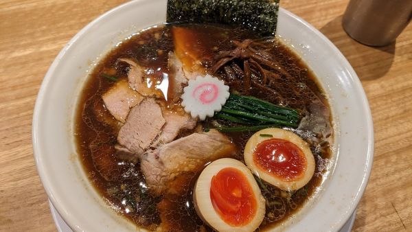 「醤油半チャーシュー麺　味玉」@長岡食堂 横浜西口店の写真