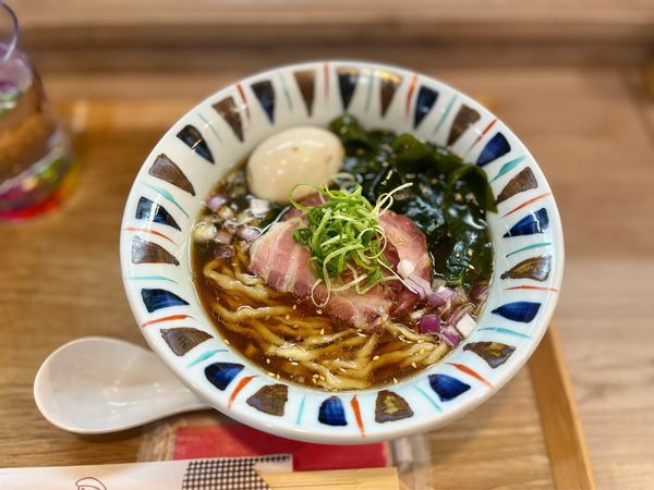 「十三浜の生わかめと伊吹アジの煮干し醤油そば＋味玉+ローストポーク」@えびそば 緋彩の写真