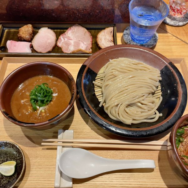 「つけめん並+特選全部のせ(焼売)+極上焼豚ごはん+塩とスダチ」@中華蕎麦 とみ田の写真