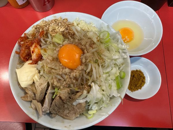 「まぜそば　全部　＋生卵　カレー粉」@豚ラーメン 板橋駅前店の写真