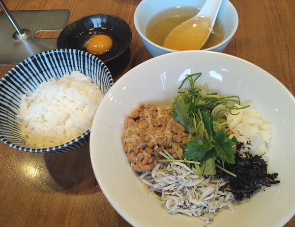 「【限定】大シラスと納豆の混ぜそば＋お吸物・生卵・ご飯セット」@寿製麺よしかわ 川越店の写真