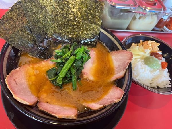 「チャーシューメン ¥1,000 ライス小 ¥100」@家系ラーメン たつ家の写真