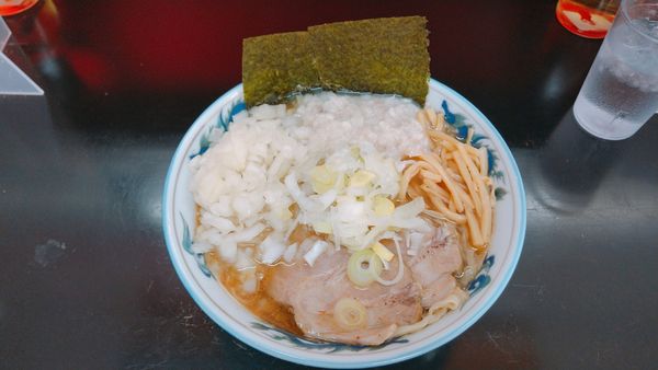 「しょうゆ中華そば普通身入り麺固め＋玉ねぎトッピング（900）」@手打ち中華そば 酒田 河原町店の写真