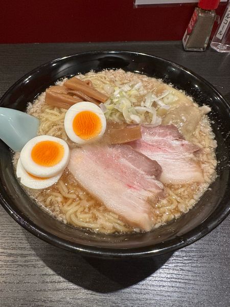 「背脂ラーメン(大盛)+ワンタン」@ラーメン大至の写真