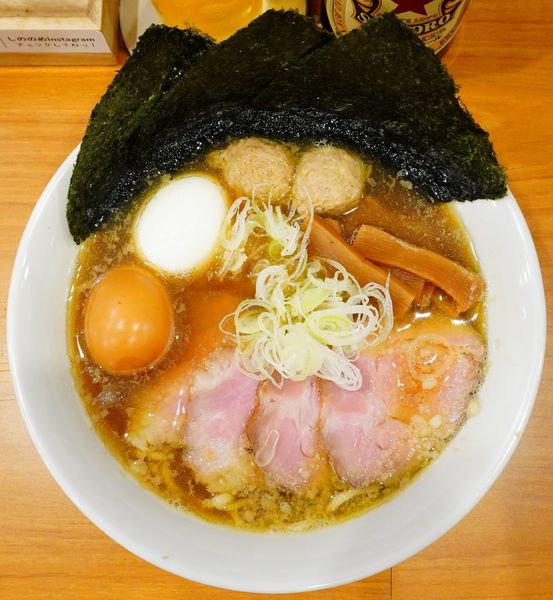 「全部のせ醤油らーめん＋塩たまご＋海苔天＋サッポロラガー赤星」@しののめヌードルの写真