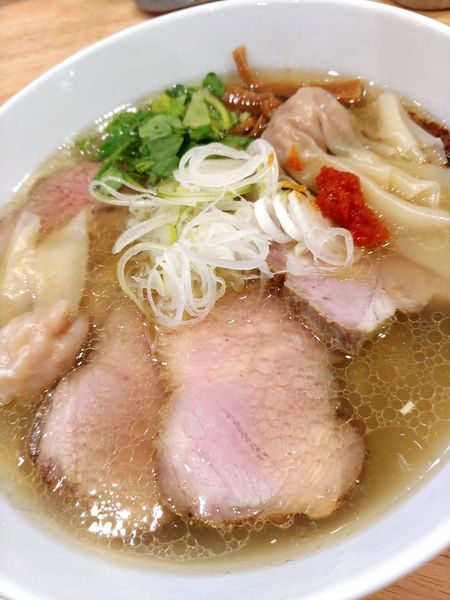 「MIXワンタン塩・3種のチャーシュー増し」@地球の中華そばの写真