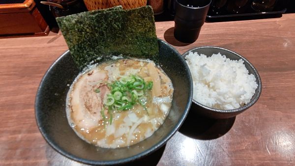 「焼煮干ラーメン+ライス」@麺や いかりの写真