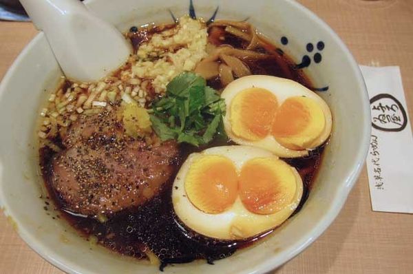 「与ろゐ屋ブラック950円＋縁たま（双子の味玉）150円」@与ろゐ屋の写真