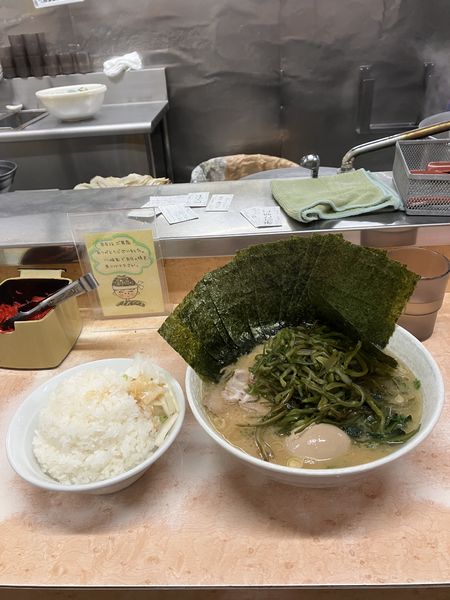 「チャーシュー麺　茎ワカメ　味玉　海苔　大ライス」@川崎家の写真
