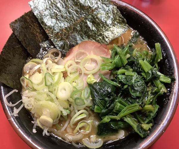 「中盛ラーメン　＋　ほうれん草　＋　ネギ」@家系ラーメン とらきち家の写真