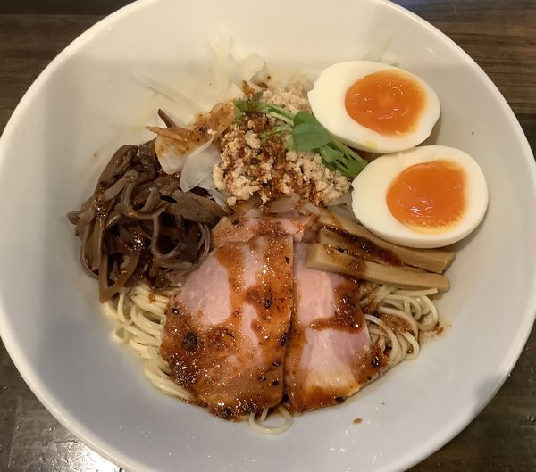 「[限定]自家製ラー油の旨辛まぜそば ＋　味玉」@町田汁場 しおらーめん進化 町田駅前店の写真