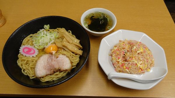 「一平ソバ大（850円）＋生卵（80円）＋スープ＋半チャーハン」@油ソバ専門店 一平ソバの写真