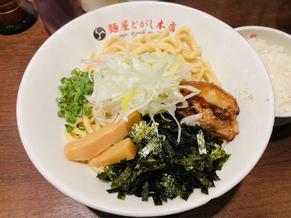 「油そば 黒(カツオ) 特大＋ライス」@麺屋とがしの写真