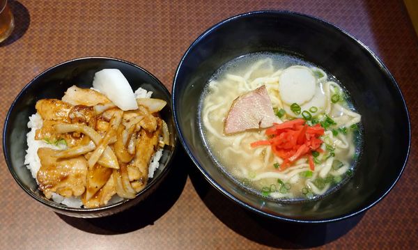 「沖縄そば＆豚生姜焼き丼（930円）」@あしびなーの写真