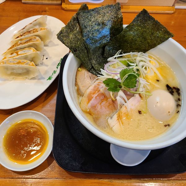 「鷄白湯 光の葉らーめん¥1050+餃子5コ¥400」@めん結び 光の葉の写真