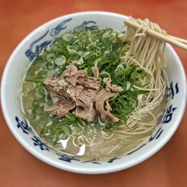 「ラーメン(500円)＋焼酎(200円)」@元祖ラーメン長浜家の写真