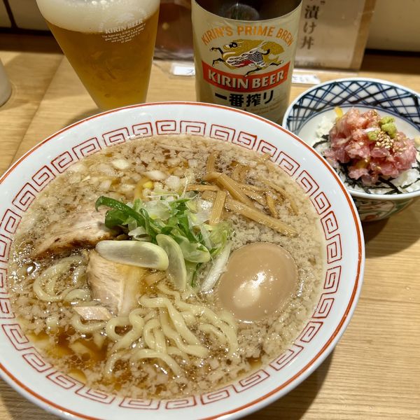 「醤油（まったり）＋トロたくちらし＋瓶ビール（中）」@きたかた食堂の写真