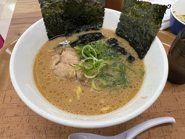 「豚骨醤油ラーメン720円+大盛り100円」@横浜八景楼 アピタ美濃加茂FS店の写真