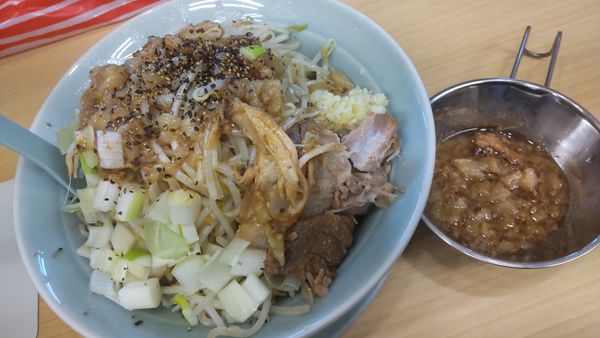 「ミニ汁なし800円野菜あぶら増し、ニンニク普通」@麺屋 顎で喰らえの写真