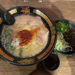 ラーメン🍜🥢😋(追加ねぎ･きくらげ･オスカランの酸味)